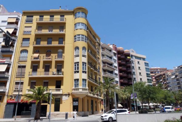 alquiler-local-comercial-plaza-luceros-alicante-entrada-tram