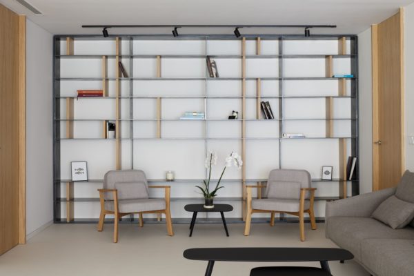 interiorismo-loft-alicante-libreria-de-acero-y-madera