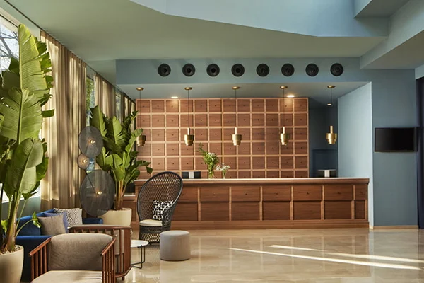 reforma-hotel-nh-alicante-vestibulo-recepcion-luz-natural-miniatura