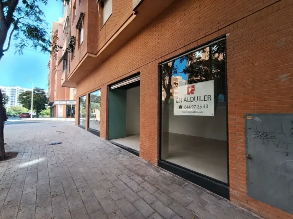 alquiler-local-comercial-pintor-baeza-alicante-197-metros-calle-escaparate-derecha